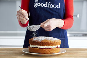 Victoria Sponge final touches